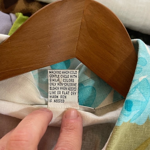 Women’s Caroline Kendrick white linen blend button down w/pink & blue flowers M - Picture 4 of 4